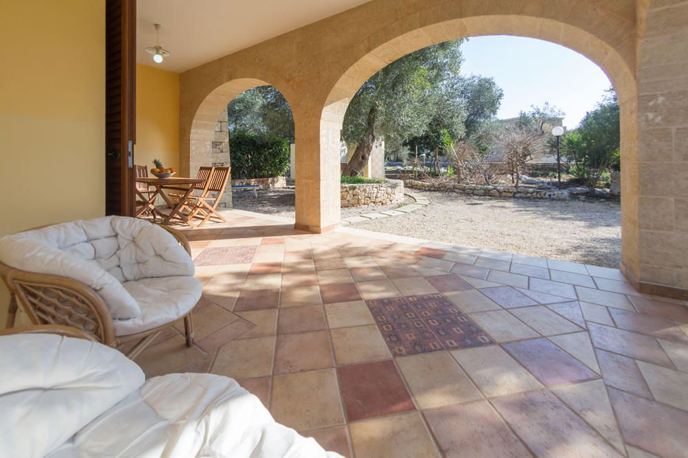 Caratteristica villetta in pietra con giardino
